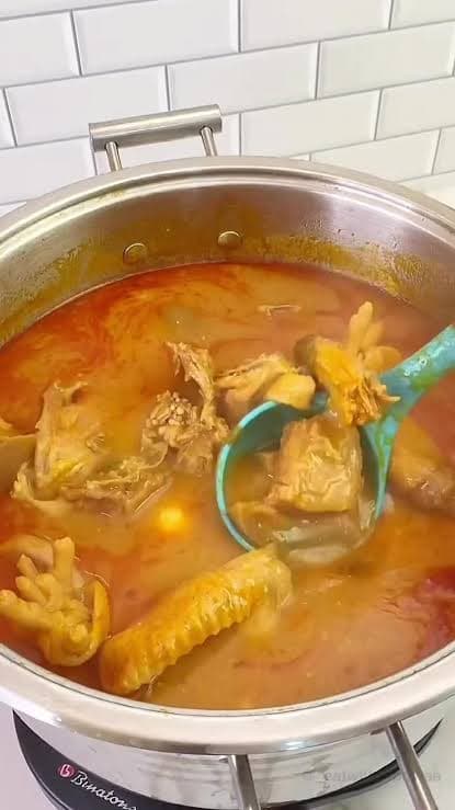 Chicken Light Soup (Nkokɔ Nkrakra)